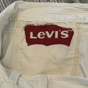 Levi’s men’s Cargo shorts white in color